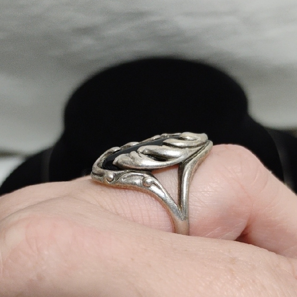 SALE! Vintage Sterling Silver & Black Onyx Navajo Ring W Scrollwork Sz.7 - Picture 4 of 11